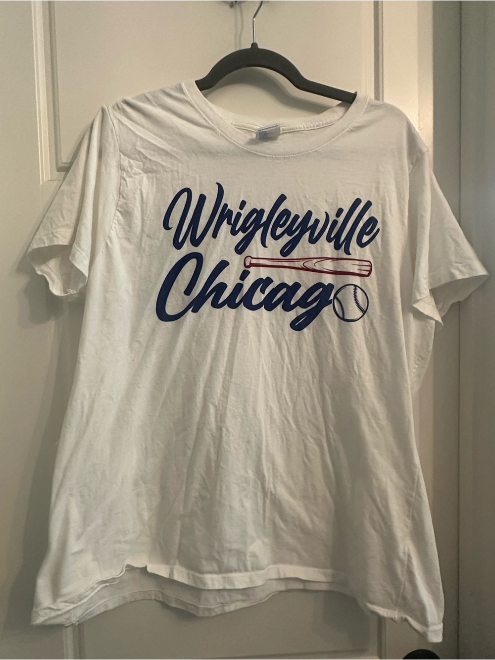 Women’s Wrigleyville Chicago White Graphic Tee. Size XXL